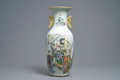 Een Chinese famille rose vaas met tweezijdig decor, 19/20e eeuw