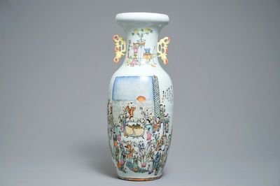 Een Chinese famille rose vaas met tweezijdig decor, 19/20e eeuw