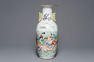 Een Chinese famille rose vaas met tweezijdig decor, 19/20e eeuw
