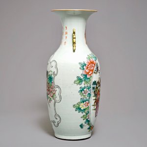 Een Chinese famille rose vaas met tweezijdig decor, 19/20e eeuw — foto 2
