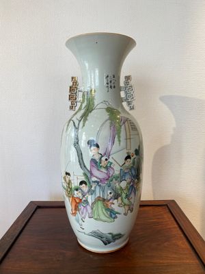 Een Chinese famille rose vaas met tweezijdig decor, gesigneerd Hong Chengwang 洪成旺, gedateerd 1906 — foto 1