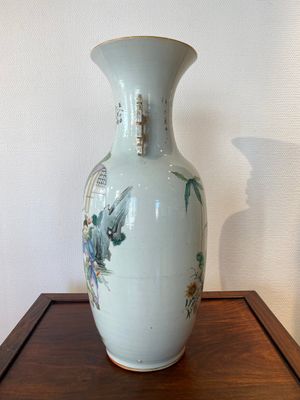 Een Chinese famille rose vaas met tweezijdig decor, gesigneerd Hong Chengwang 洪成旺, gedateerd 1906 — foto 4