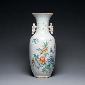 Een Chinese famille rose vaas met tweezijdig decor, gesigneerd Hong Chengwang 洪成旺, gedateerd 1906 — foto 3