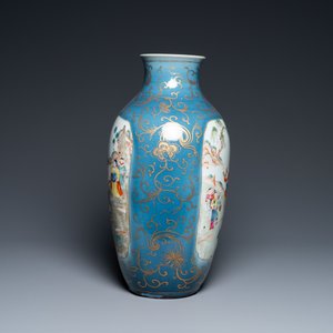 Een Chinese famille rose vaas met verguld decor op blauwe fondkleur, 18/19e eeuw — foto 2