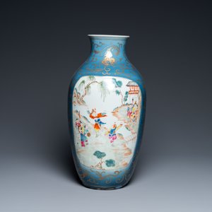 Een Chinese famille rose vaas met verguld decor op blauwe fondkleur, 18/19e eeuw — foto 3