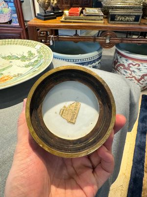 Een Chinese famille rose vaas met vergulde bronzen monturen, Escalier de Cristal, Parijs, Yongzheng — foto 8