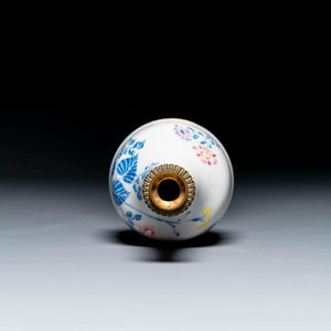 Een Chinese famille rose vaas met vergulde bronzen monturen, Escalier de Cristal, Parijs, Yongzheng — foto 5