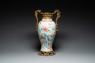 Een Chinese famille rose vaas met vergulde bronzen monturen, Qianlong