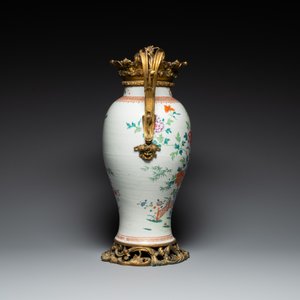 Een Chinese famille rose vaas met vergulde bronzen monturen, Qianlong — foto 2