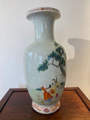 Een Chinese famille rose vaas met verhalend decor, Qianlong merk, 19/20e eeuw — foto 2