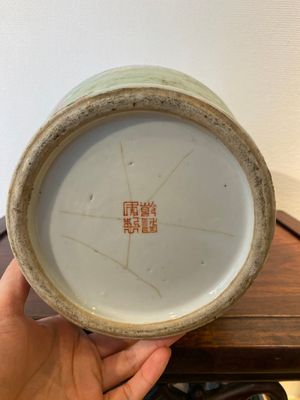 Een Chinese famille rose vaas met verhalend decor, Qianlong merk, 19/20e eeuw — foto 5