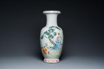 Een Chinese famille rose vaas met verhalend decor, Qianlong merk, 19/20e eeuw