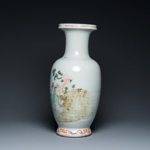 Een Chinese famille rose vaas met verhalend decor, Qianlong merk, 19/20e eeuw — foto 3