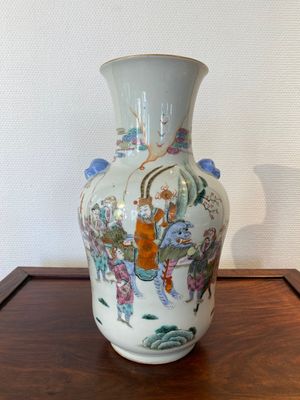 Een Chinese famille rose vaas met verhalend decor, Tongzhi merk, 19/20e eeuw — foto 1