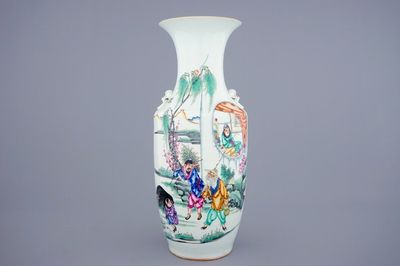 Een Chinese famille rose vaas met vissers in een landschap, 19/20e eeuw