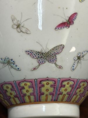 Een Chinese famille rose vaas met vlinders, Guangxu merk, 19e eeuw — foto 11