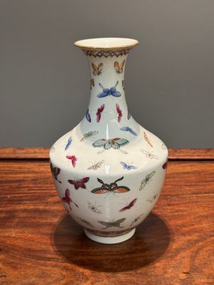 Een Chinese famille rose vaas met vlinders, Guangxu merk, 19e eeuw — foto 4