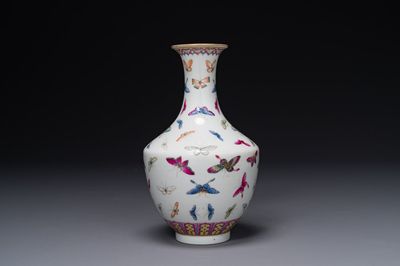 Een Chinese famille rose vaas met vlinders, Guangxu merk, 19e eeuw