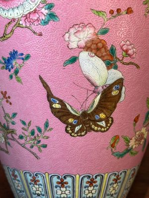Een Chinese famille rose vaas met vlinders op roze sgraffito fond, Qianlong merk en mogelijk periode — foto 11