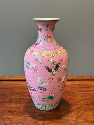 Een Chinese famille rose vaas met vlinders op roze sgraffito fond, Qianlong merk en mogelijk periode — foto 2