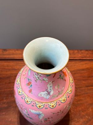 Een Chinese famille rose vaas met vlinders op roze sgraffito fond, Qianlong merk en mogelijk periode — foto 5