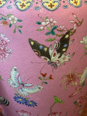 Een Chinese famille rose vaas met vlinders op roze sgraffito fond, Qianlong merk en mogelijk periode — foto 10