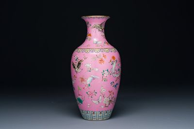 Een Chinese famille rose vaas met vlinders op roze sgraffito fond, Qianlong merk en mogelijk periode