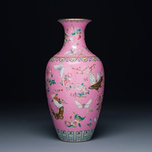 Een Chinese famille rose vaas met vlinders op roze sgraffito fond, Qianlong merk en mogelijk periode — foto 3