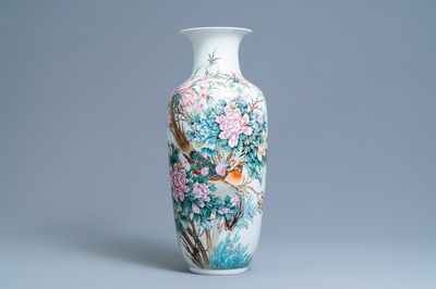Een Chinese famille rose vaas met vogels bij bloesems, Qianlong merk, Republiek