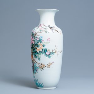 Een Chinese famille rose vaas met vogels bij bloesems, Qianlong merk, Republiek — foto 4
