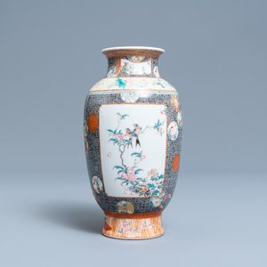 Een Chinese famille rose vaas met vogels op bloesemtakken, Qianlong merk, Republiek — foto 1