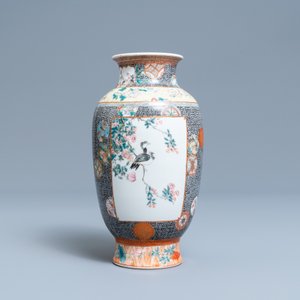 Een Chinese famille rose vaas met vogels op bloesemtakken, Qianlong merk, Republiek — foto 2