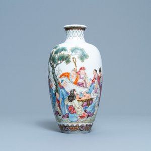 Een Chinese famille rose vaas met wijsgeren en dienaars, Qianlong merk, Republiek — foto 1