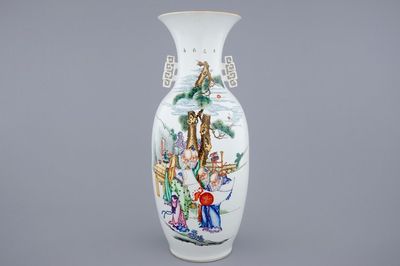 Een Chinese famille rose vaas met wijzen in een tuin, 19/20e eeuw