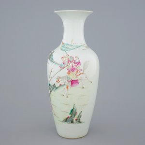 Een Chinese famille rose vaas op vergulde bronzen voet, 18/19e eeuw — foto 2