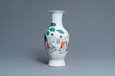 Een Chinese famille rose vaas, Qianlong merk, Republiek