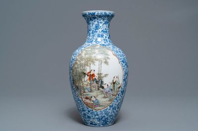 Een Chinese famille rose vaas, Qianlong merk, Republiek, 20e eeuw