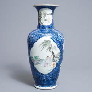 Een Chinese famille rose vaas, Qianlong merk, Republiek, 20e eeuw — foto 1