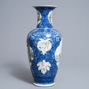 Een Chinese famille rose vaas, Qianlong merk, Republiek, 20e eeuw — foto 2