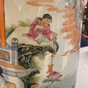 Een Chinese famille rose vaas, Qianlong merk, Republiek — foto 12