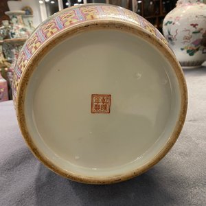 Een Chinese famille rose vaas, Qianlong merk, Republiek — foto 31