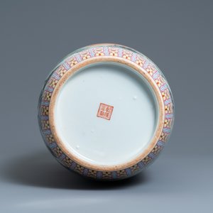 Een Chinese famille rose vaas, Qianlong merk, Republiek — foto 6