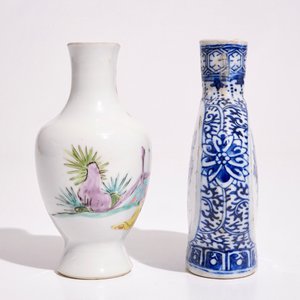 Een Chinese famille rose vaas, Yongzheng, en een blauw-wit pelgrimsflesje, 19/20e eeuw — foto 2