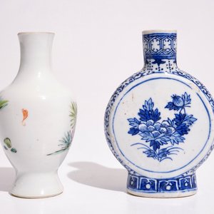 Een Chinese famille rose vaas, Yongzheng, en een blauw-wit pelgrimsflesje, 19/20e eeuw — foto 3