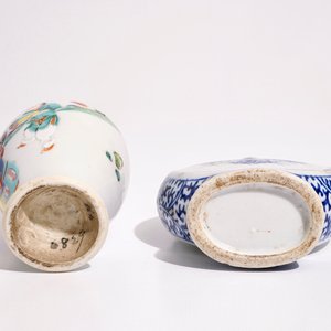 Een Chinese famille rose vaas, Yongzheng, en een blauw-wit pelgrimsflesje, 19/20e eeuw — foto 6