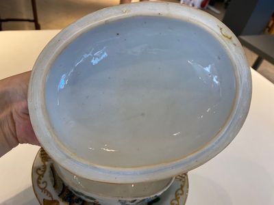 Een Chinese famille rose 'Valentijnsduiven' dekselterrine op onderschotel, Qianlong — foto 3