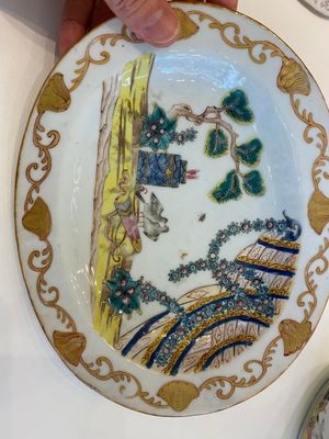 Een Chinese famille rose 'Valentijnsduiven' dekselterrine op onderschotel, Qianlong — foto 8