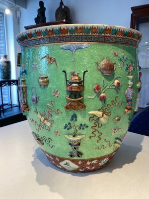 Een Chinese famille rose vissenkom met decor van antiquiteiten op een groene sgraffito fond, 19e eeuw — foto 3