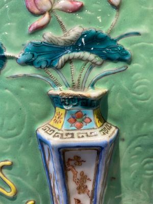 Een Chinese famille rose vissenkom met decor van antiquiteiten op een groene sgraffito fond, 19e eeuw — foto 9