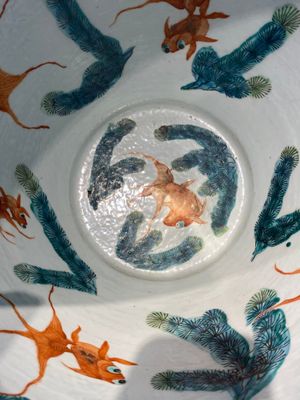 Een Chinese famille rose vissenkom met decor van antiquiteiten op een groene sgraffito fond, 19e eeuw — foto 15